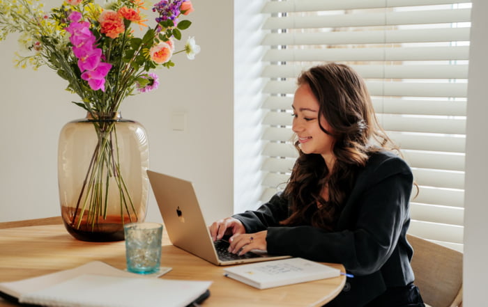 Werken op laptop aan tafel
